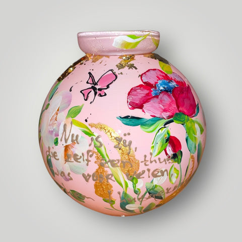 klein huisje | Licht roze met bloemen en vlinders |